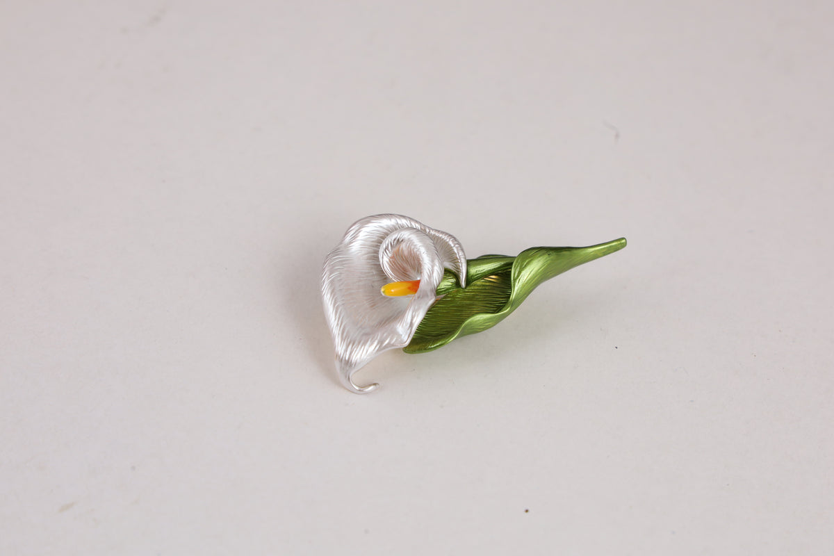 Elegant White Calla Lily Brooch with Green Leaves