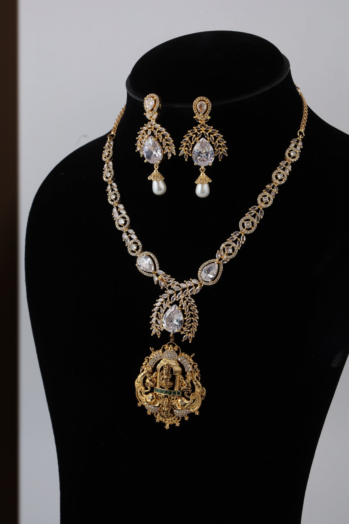 Temple Pendant Necklace Set with Pearl Earrings | CHAKAI 137