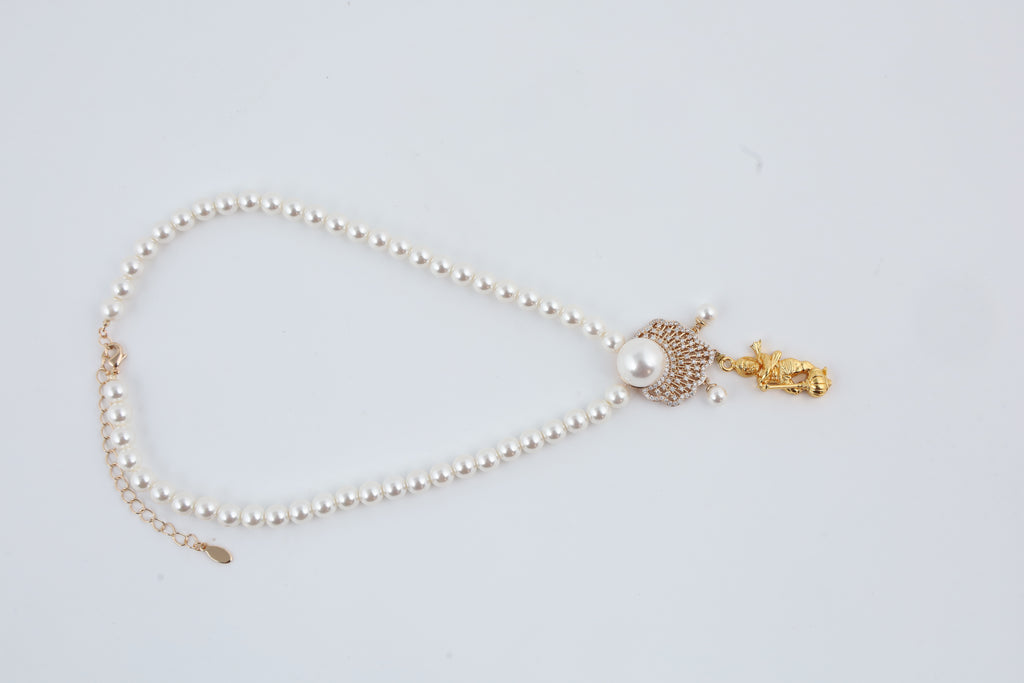 Pearl Necklace with Decorative Pendant