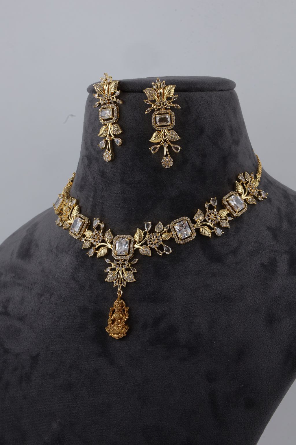 Gold Tone Kundan Necklace Set with Matching Earrings