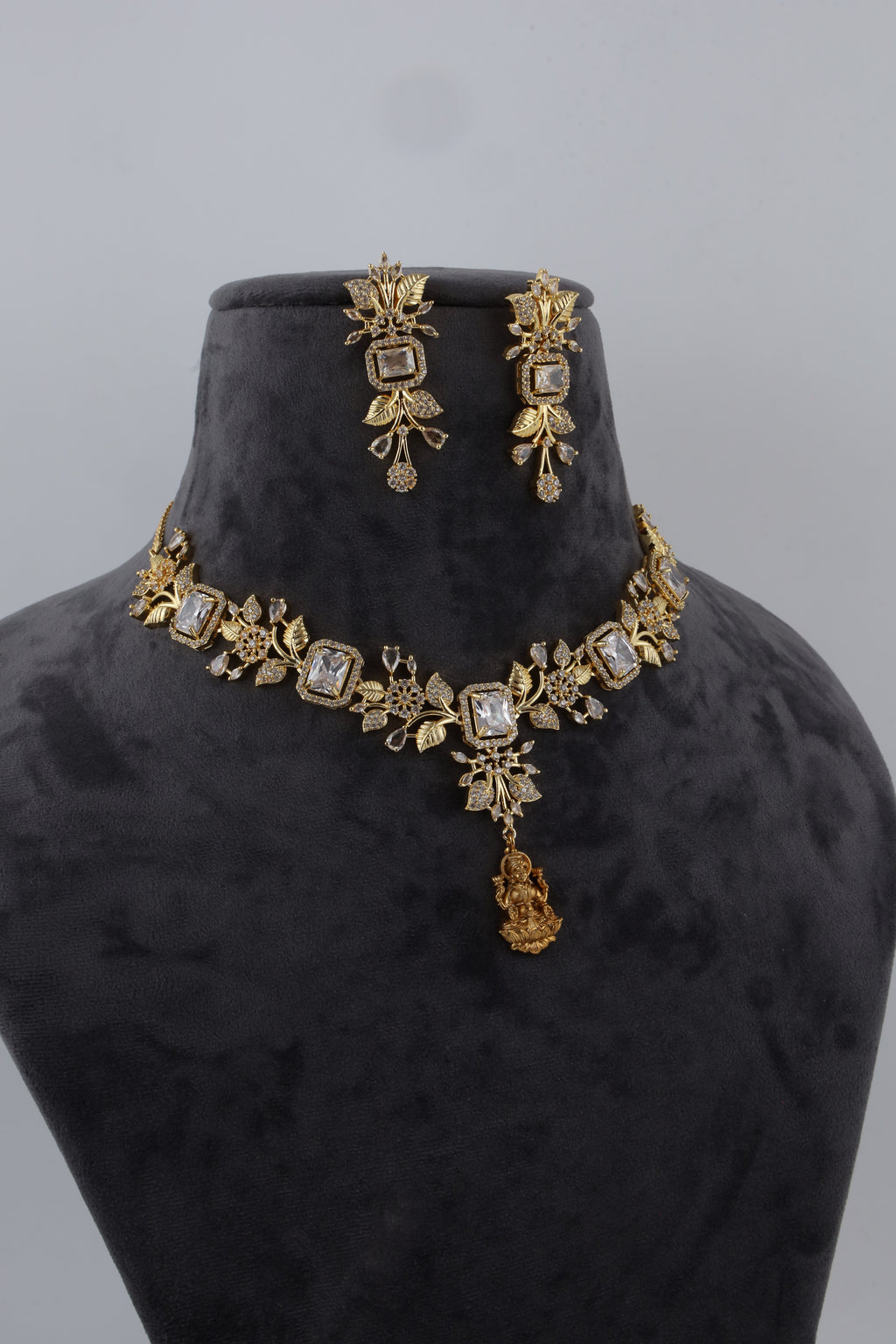 Gold Tone Kundan Necklace Set with Matching Earrings
