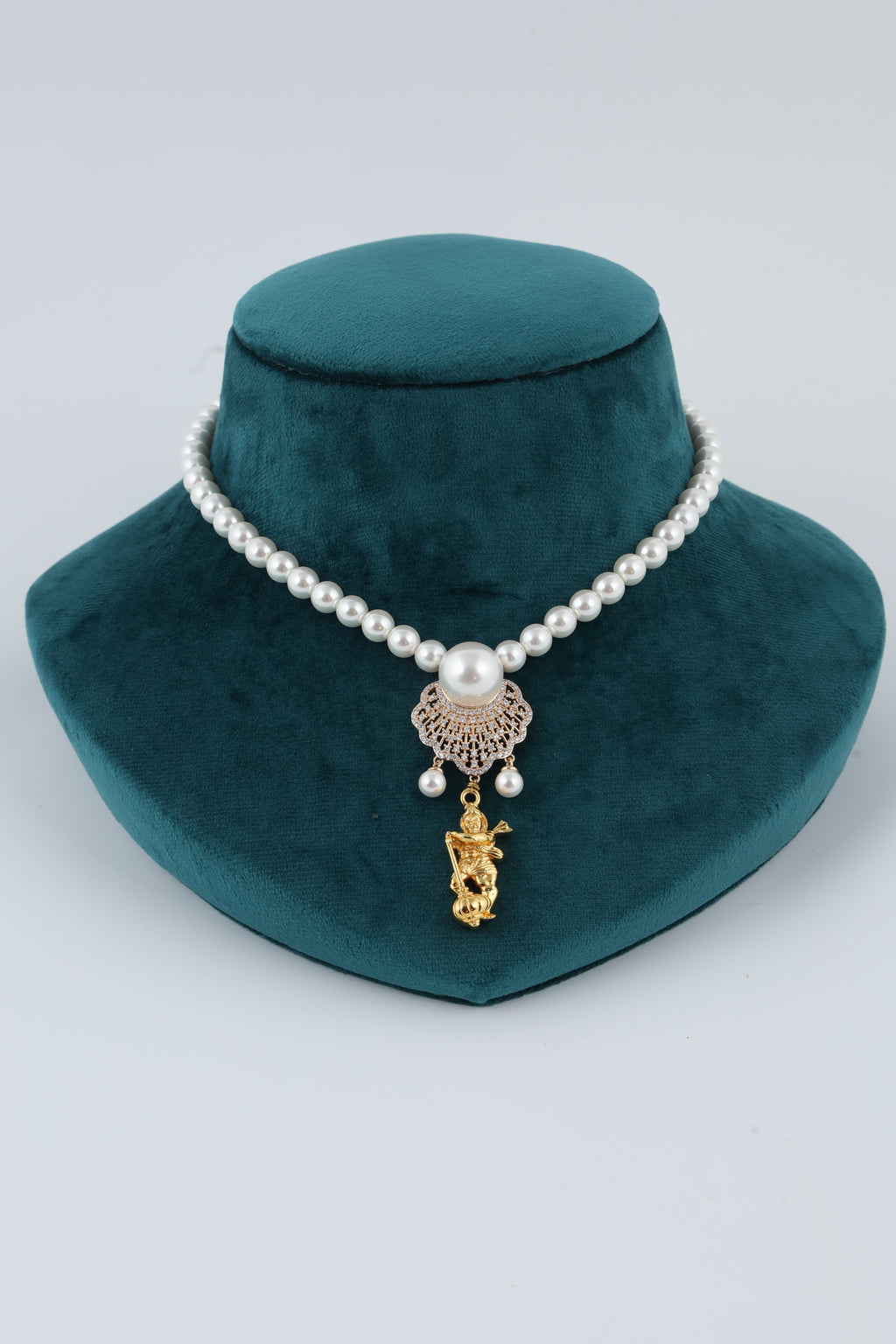 Pearl Necklace with Decorative Pendant