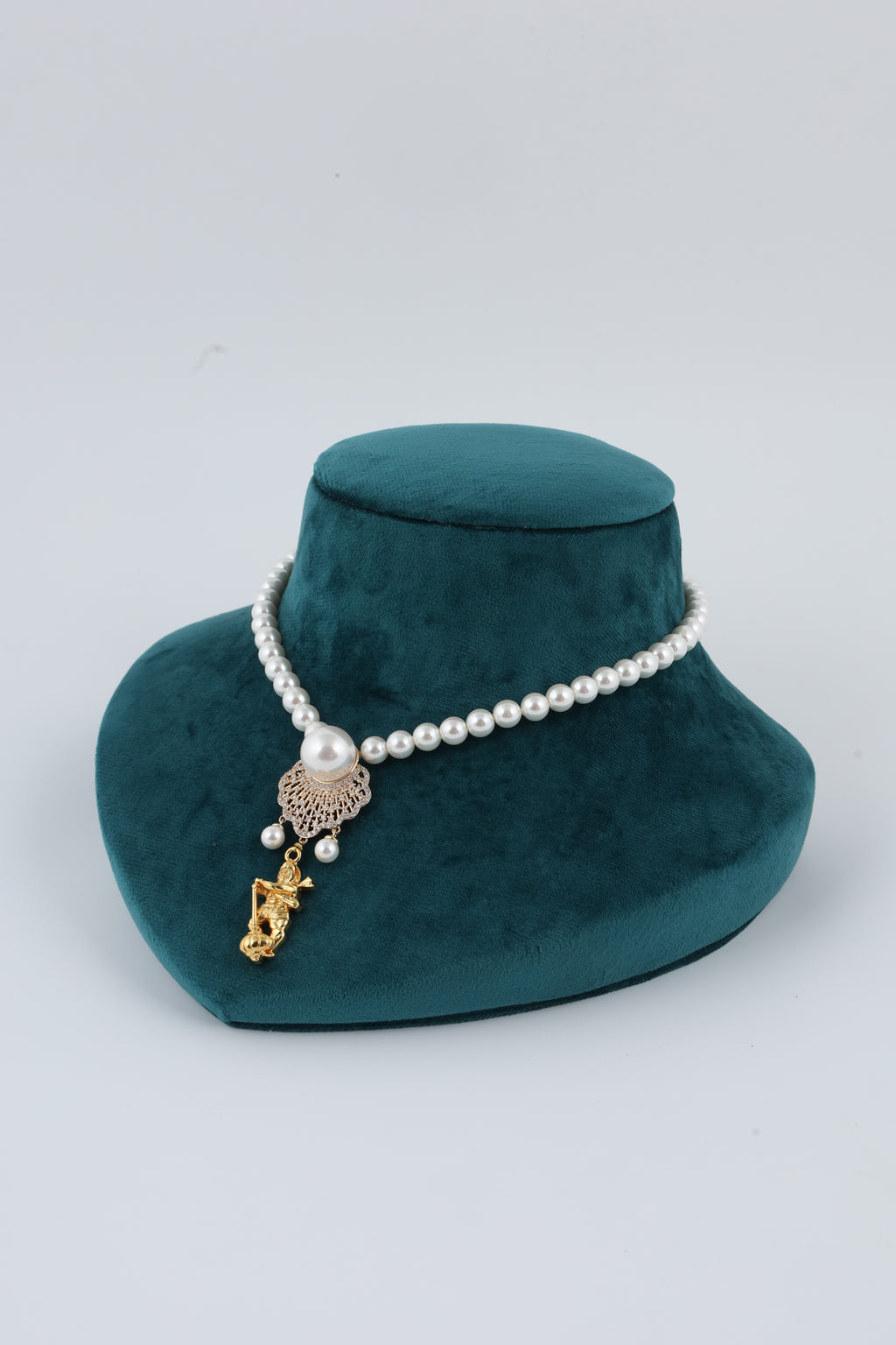 Pearl Necklace with Decorative Pendant