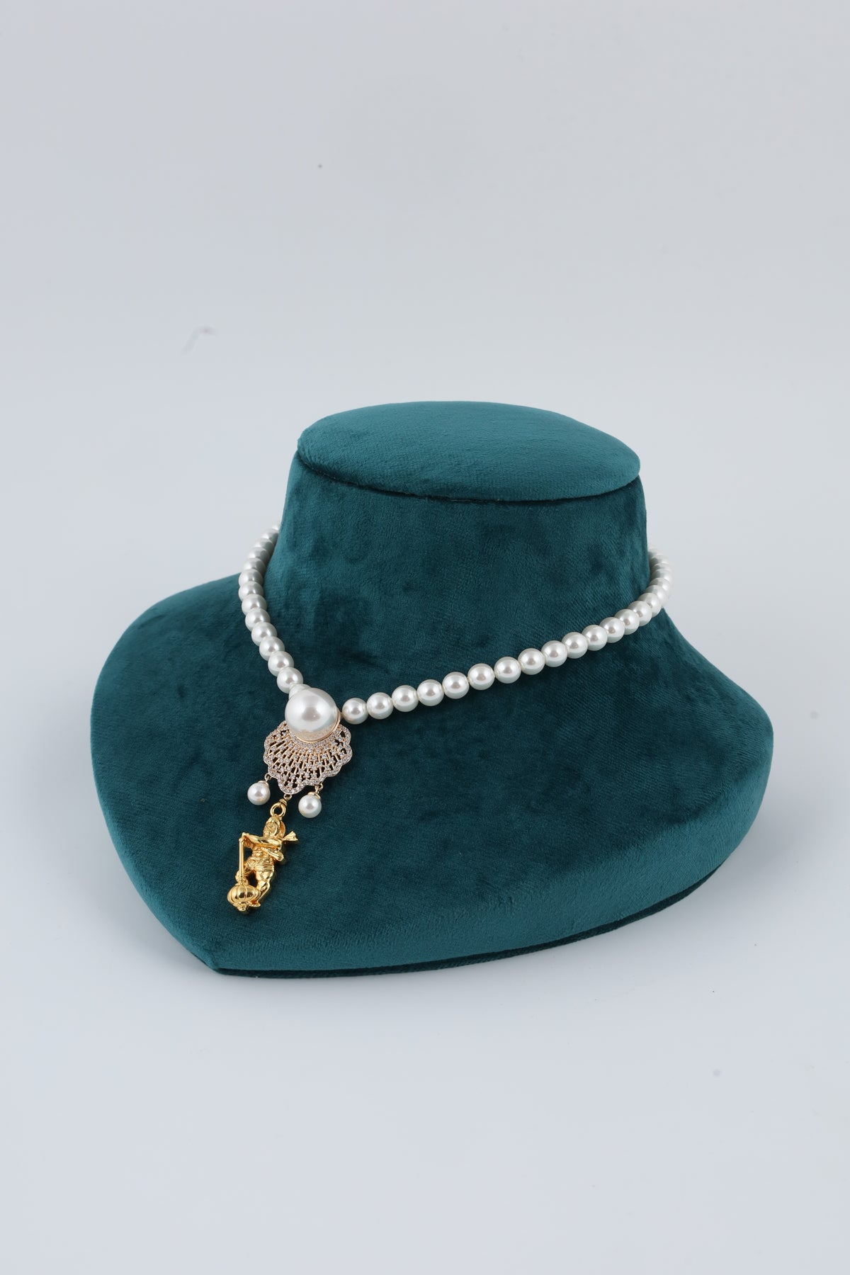 Pearl Necklace with Decorative Pendant