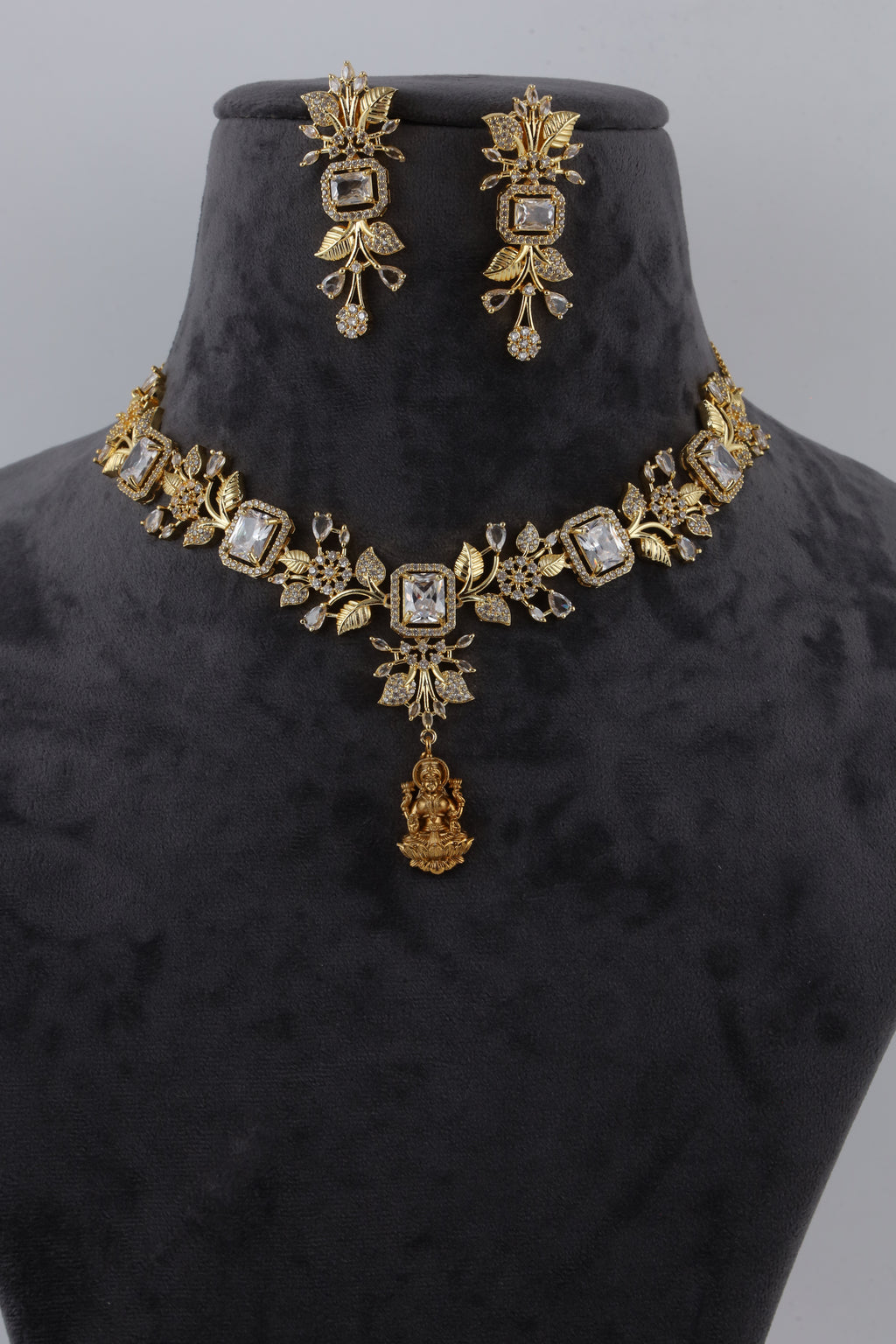 Gold Tone Kundan Necklace Set with Matching Earrings