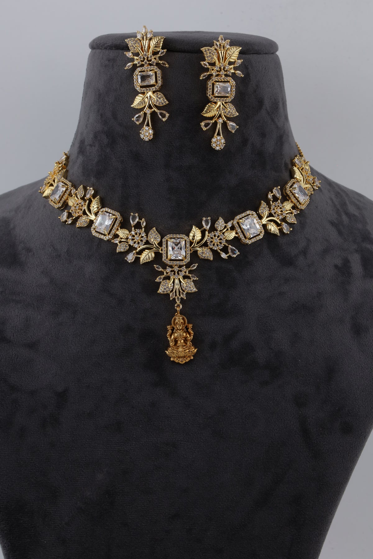 Gold Tone Kundan Necklace Set with Matching Earrings