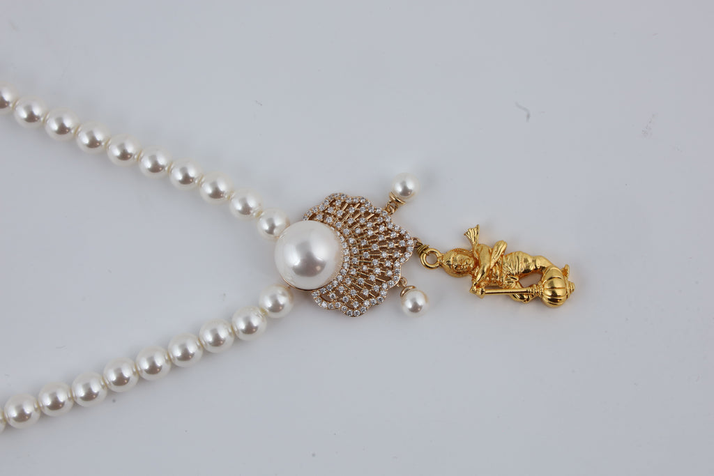 Pearl Necklace with Decorative Pendant