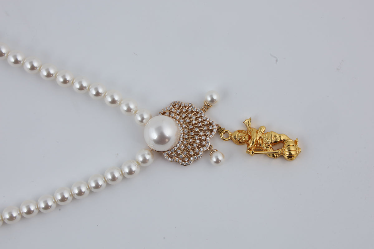 Pearl Necklace with Decorative Pendant