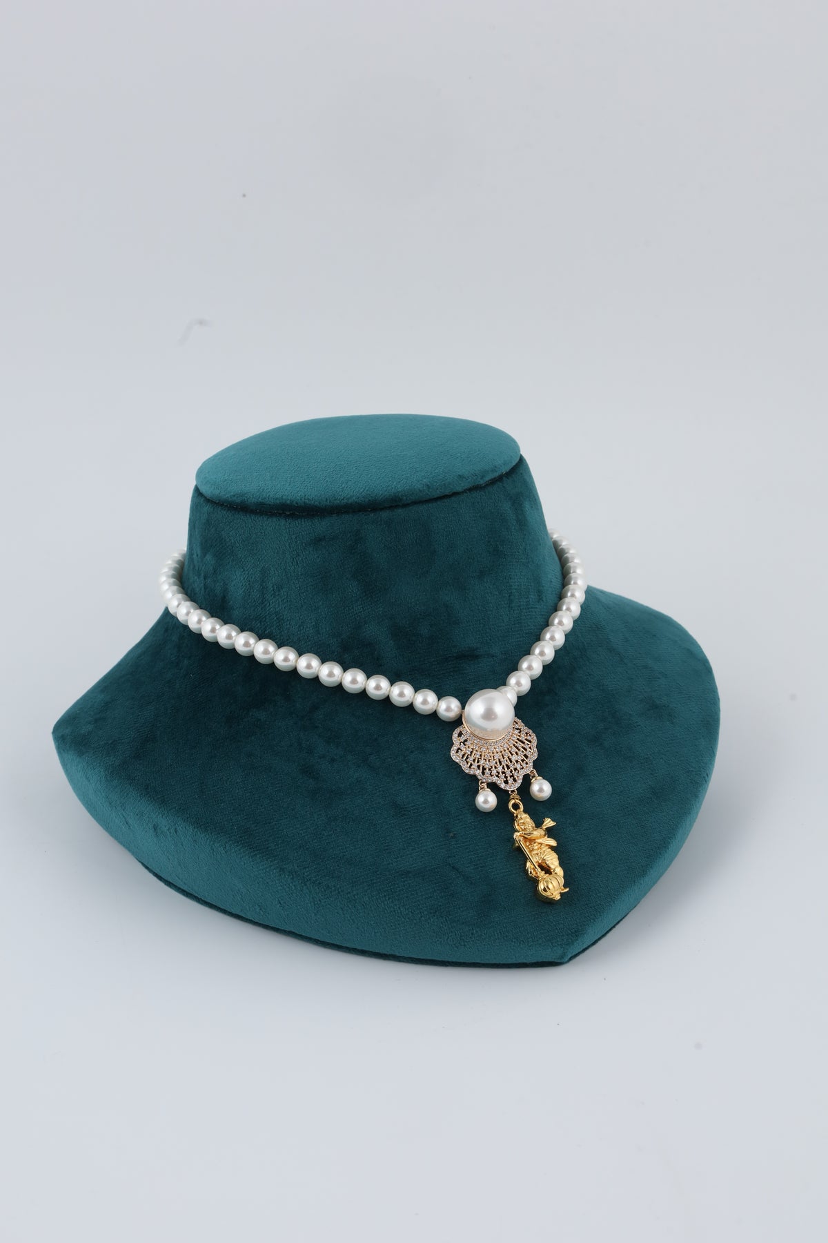Pearl Necklace with Decorative Pendant